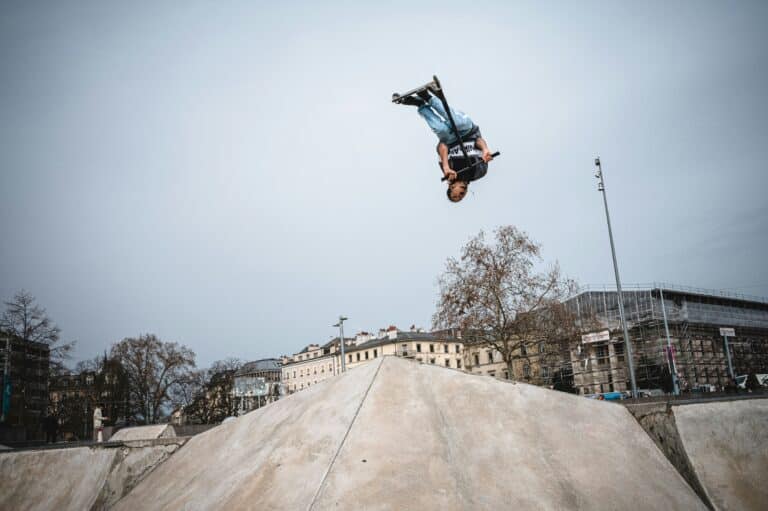 dave spiess PNTu7J oJ88 unsplash 1 Person laver tricks på trick løbehjul