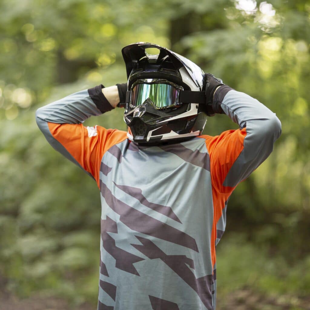 En person med hjelm på tager sig til hovedet