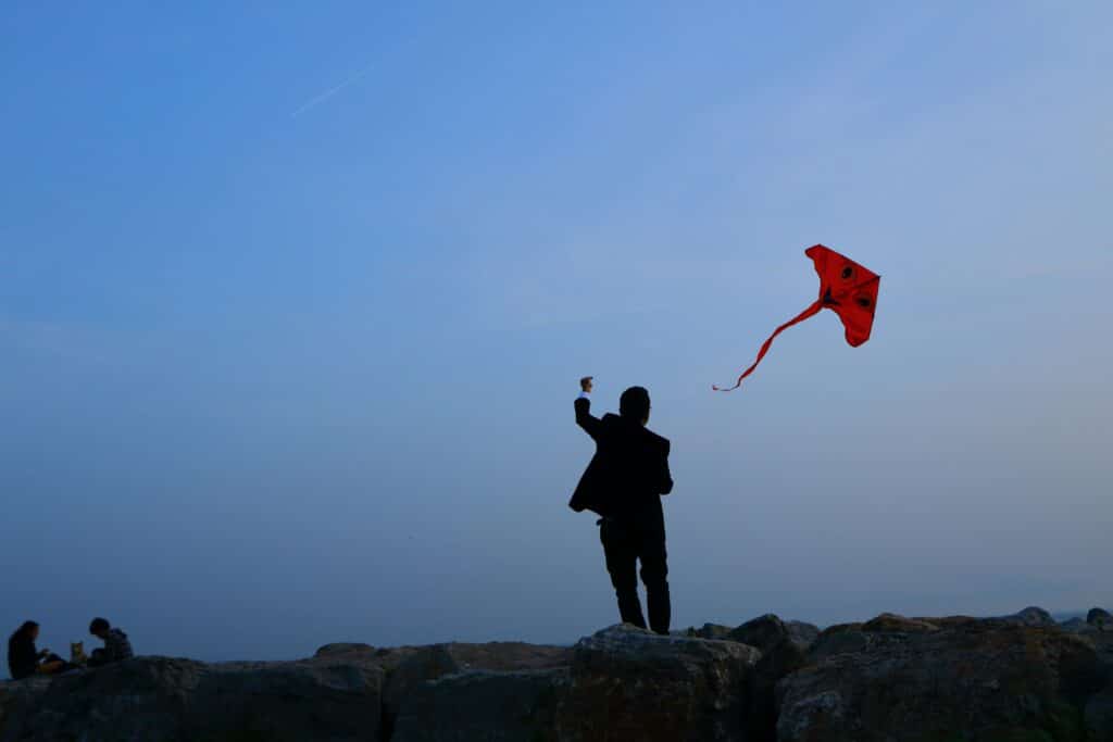 Person flyver med drage