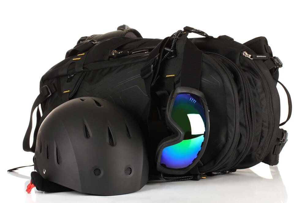 Sports briller, hjelm og en isoleret taske og andre ting man får brug for på skituren