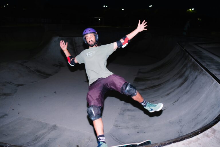 wesley tingey bu bqtKQD6Q unsplash Personer er ved at falde på skateboard. Han er fuldt udrustet med beskýttelsessæt. Han har både hjelm, armbeskytter og knæbeskytter på.