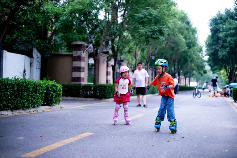 jianyang liu utBRp4e64yw unsplash To børn står på rulleskøjter. De har beskyttelse på, for at sikre mod skader.
