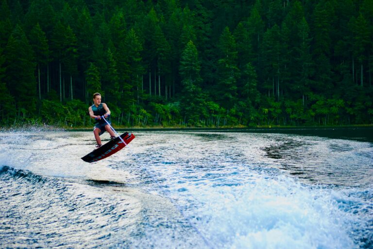 toby hall TmPbFIG9SCQ unsplash Person står på wakeboard, med et oprørsk hav under sig