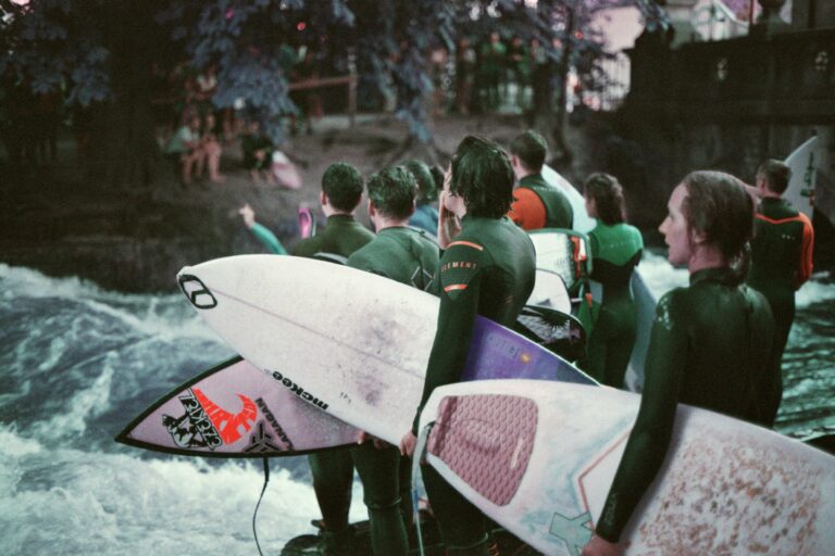 onur kurt YrWpE893L3M unsplash Personer står med SUP Boards, klar til at springe i vandet