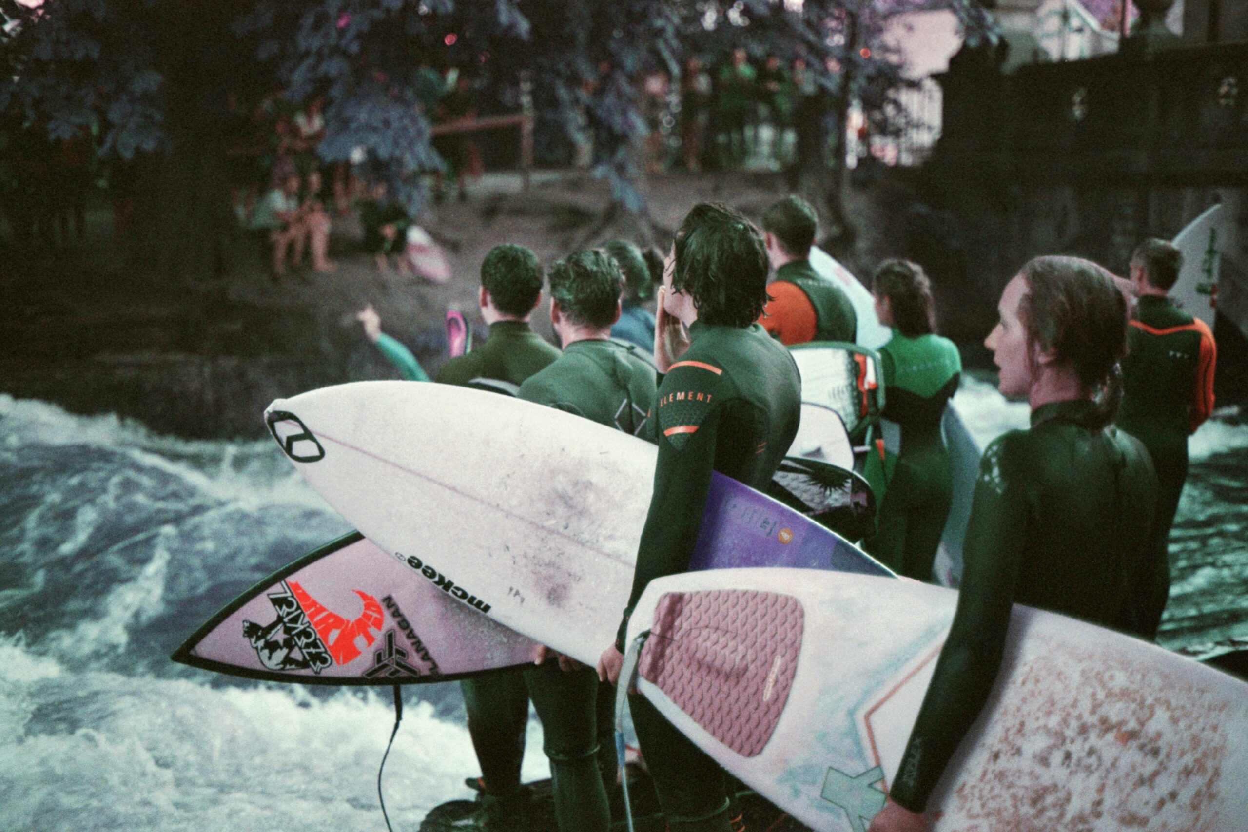 Personer står med SUP Boards, klar til at springe i vandet