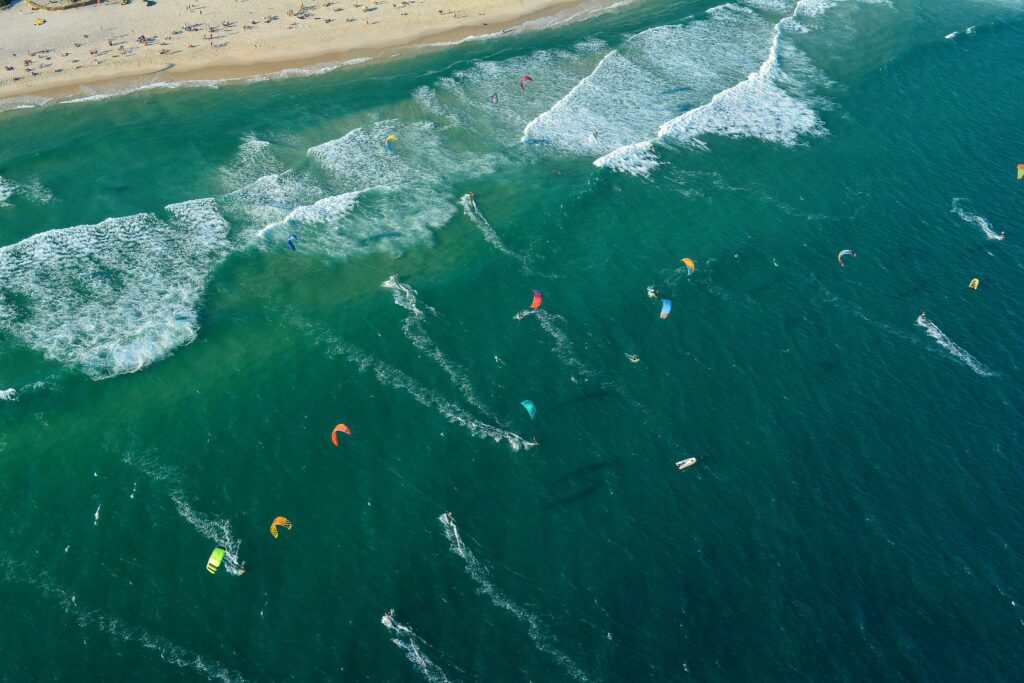 Fællesskab med Kitesurf kan virkeligt nået. Her kan du se en masse Kitesurfere fra forskellige steder, som har samlet sig et sted og racer rundt og nyder livet