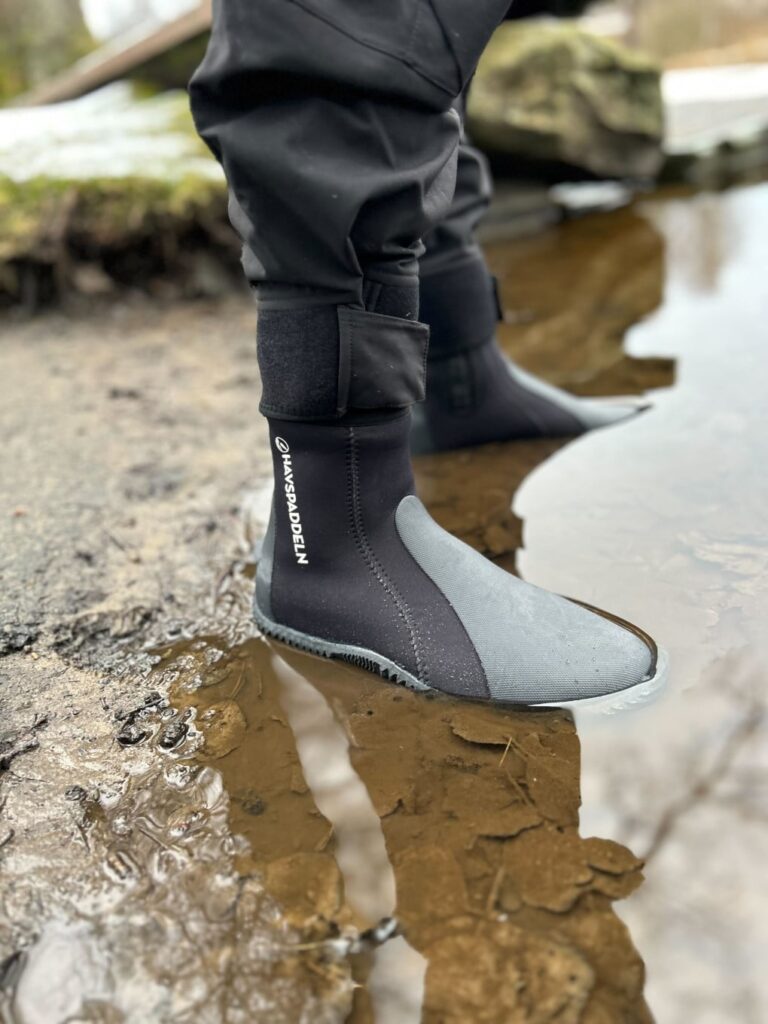 vsdi 89as d90 78av 89cvx Person står i mudret vandløb med neoprensko på