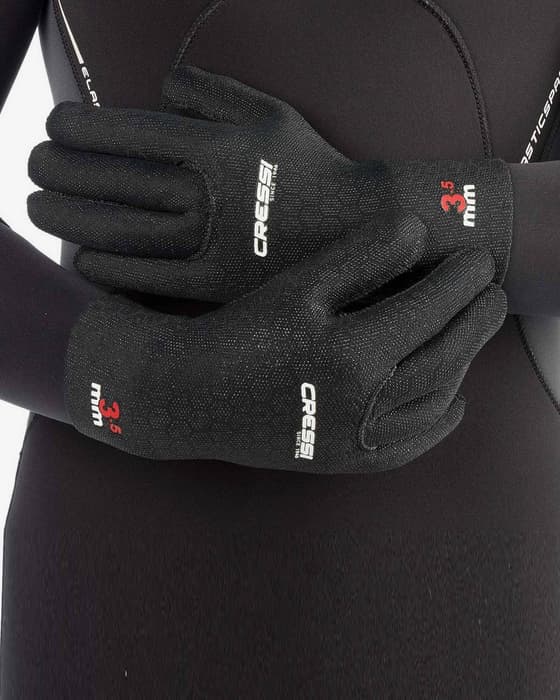 38id pplsk9 mklm3e4 Person er iført neopren våddragt og neopren handsker