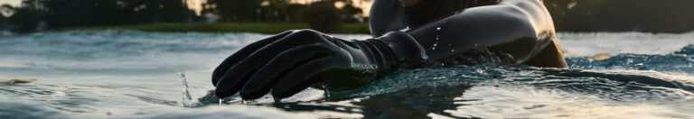 aduh9 jaiosd 32ji da89 Person svømmer med neopren handsker på