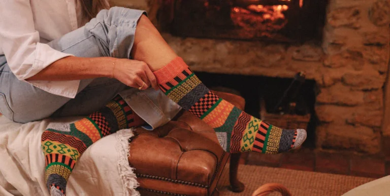 Person tager varme sokker på