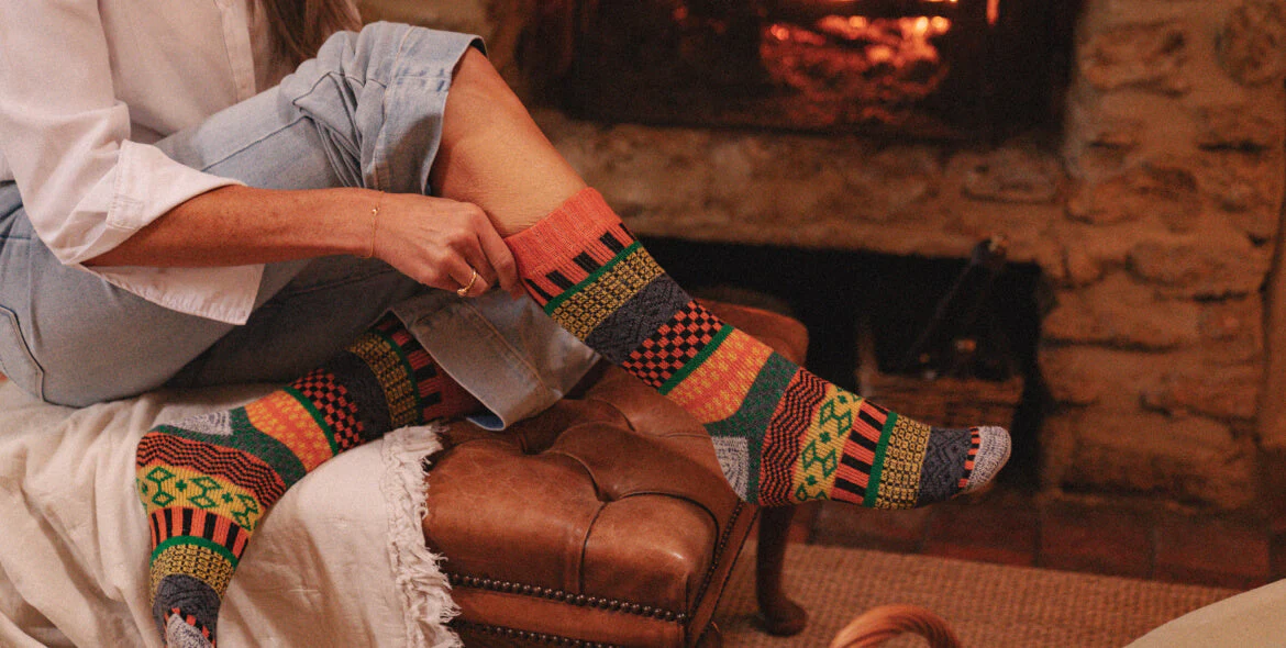 Person tager varme sokker på